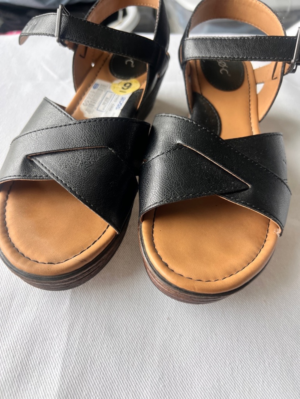 boc Black Leather Crisscross Ankle-Strap Sandal. Size 9 women’s